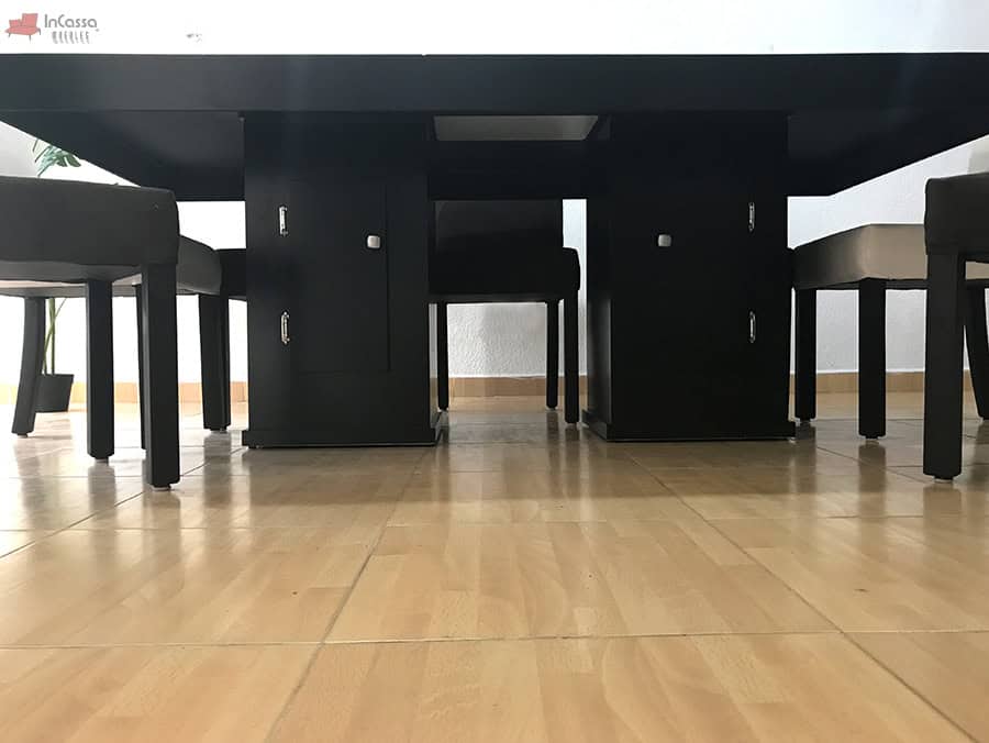 La foto muestra la base del Comedor Modelo RABAT, conformada por dos pedestales en color chocolate con puertas funcionales. Su estructura sólida brinda soporte y estabilidad al diseño elegante del conjunto.