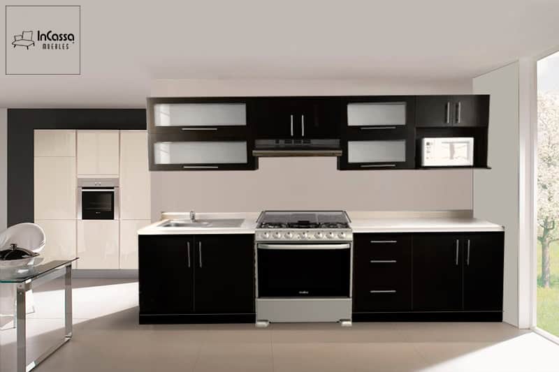 Una moderna cocina integral de 3.10m de diseño para estufa de piso, Todos los módulos de la cocina son de color chocolate, destacando en los módulos superiores el mueble sobre campana y la alacena superior con porta microondas, mientras que en los módulos inferiores resalta su cubierta de formaica blanca.