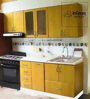 La imagen presenta la Cocina Integral Modelo SAHARA 2.50m diseñada para estufa, en color amarillo cromo con cubierta de formaica blanco fresh. Destaca por su estilo moderno, amplios compartimentos y herrajes metálicos brillantes.