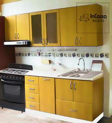 La imagen presenta la Cocina Integral Modelo SAHARA 2.50m diseñada para estufa, en color amarillo cromo con cubierta de formaica blanco fresh. Destaca por su estilo moderno, amplios compartimentos y herrajes metálicos brillantes.