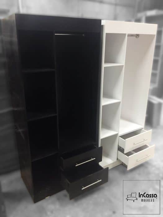 La imagen presenta el guardarropa SHANGHAI en dos acabados: negro y blanco, ambos con la misma distribución funcional de compartimentos laterales, tubo metálico para colgar y dos cajones inferiores con correderas de extensión. Una toma perfecta para apreciar la versatilidad del modelo en diferentes combinaciones de color.