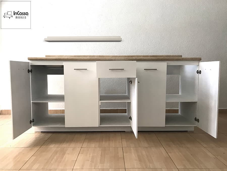 Detalle de los compartimentos del módulo inferior de cocina blanco, mostrando amplios estantes en los gabinetes inferiores, ideales para almacenar utensilios y alimentos.