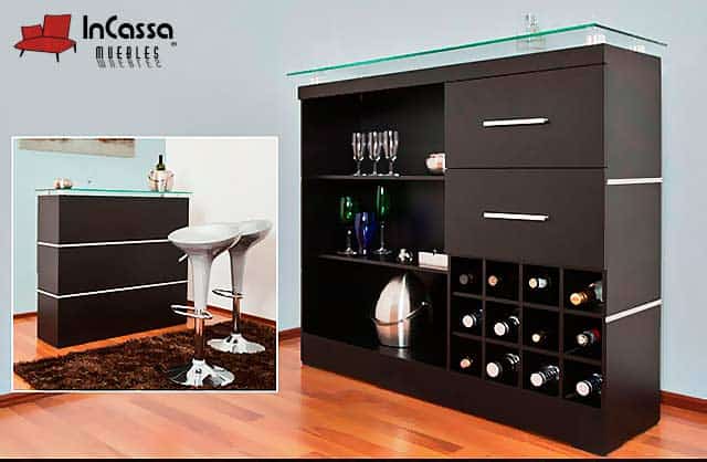 La imagen muestra la Cantina Modelo UGANDA en elegante color chocolate, con diseño moderno y funcional. Incluye cava para botellas, amplios estantes para copas y accesorios, dos cajones frontales con jaladeras metálicas y una cubierta superior de cristal templado que aporta un toque sofisticado al espacio.