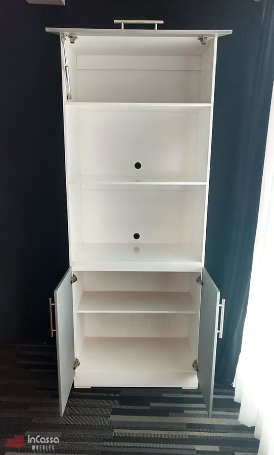 La imagen muestra el mueble para hornos Windsor en acabado blanco y silver, visto de frente, con puertas superiores e inferiores abiertas. Presenta tres amplios compartimentos, orificios pasacables para dispositivos eléctricos y un estante interno en la parte baja, ideal para mantener utensilios y electrodomésticos organizados.