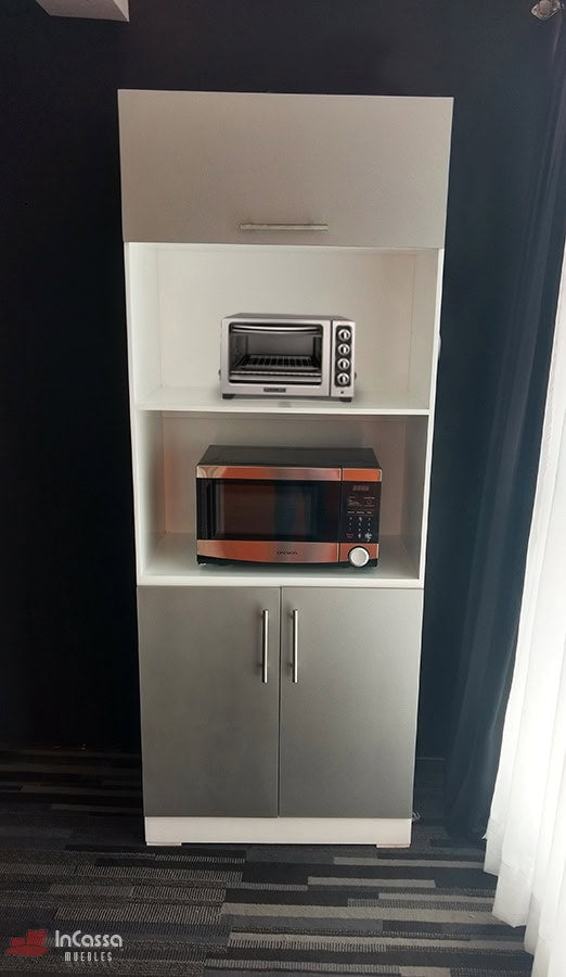 Imagen del mueble para horno Windsor en acabado bicolor blanco y silver, capturado en vista frontal completa. Su diseño moderno incluye módulo superior con puerta abatible, repisa intermedia con horno tostador, espacio inferior con microondas y gabinete doble con jaladeras metálicas.