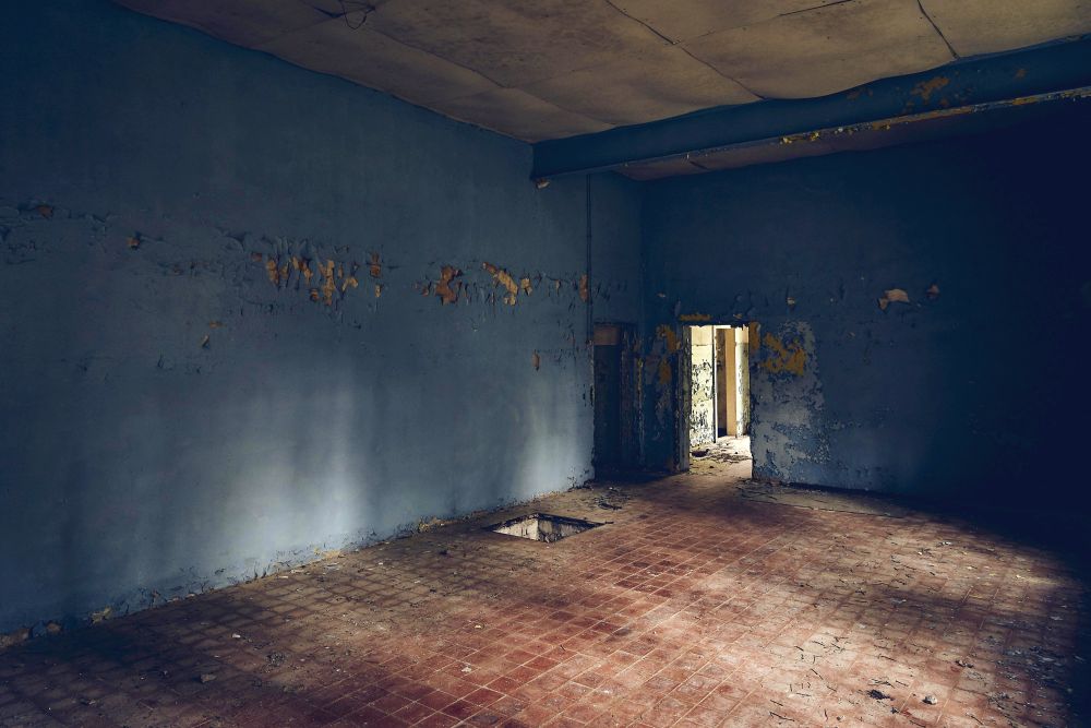 Una habitación abandonada que presenta un desgaste en paredes y piso provocados por la humedad, debido a la poca ventilación con la que cuenta la habitación.