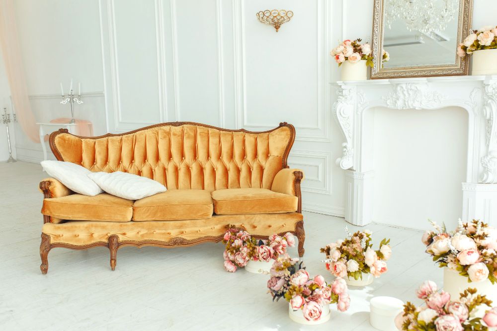 un sofá de estilo clásico de tonos dorados