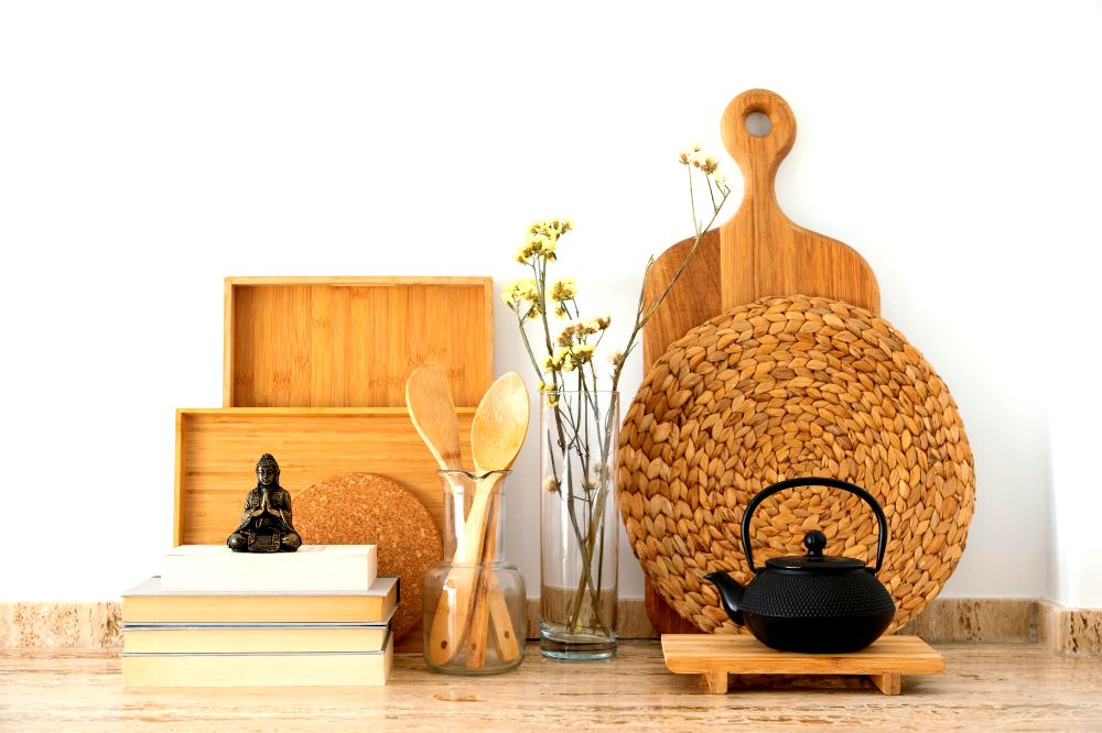 una variada colección de utensilios fabricados completamente de madera