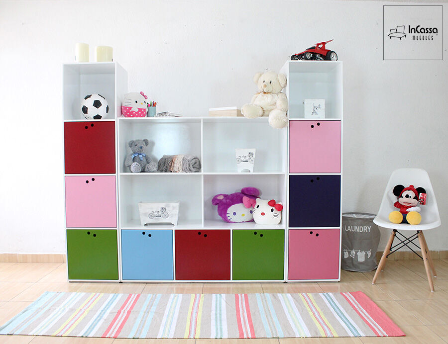 Mueble organizador para niños de estructura blanca y múltiples cubos de colores, decorado con diferentes juguetes