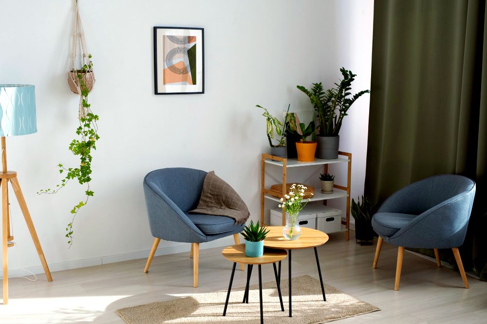 Salón con muebles decorados en tonos azules y otros colores neutros