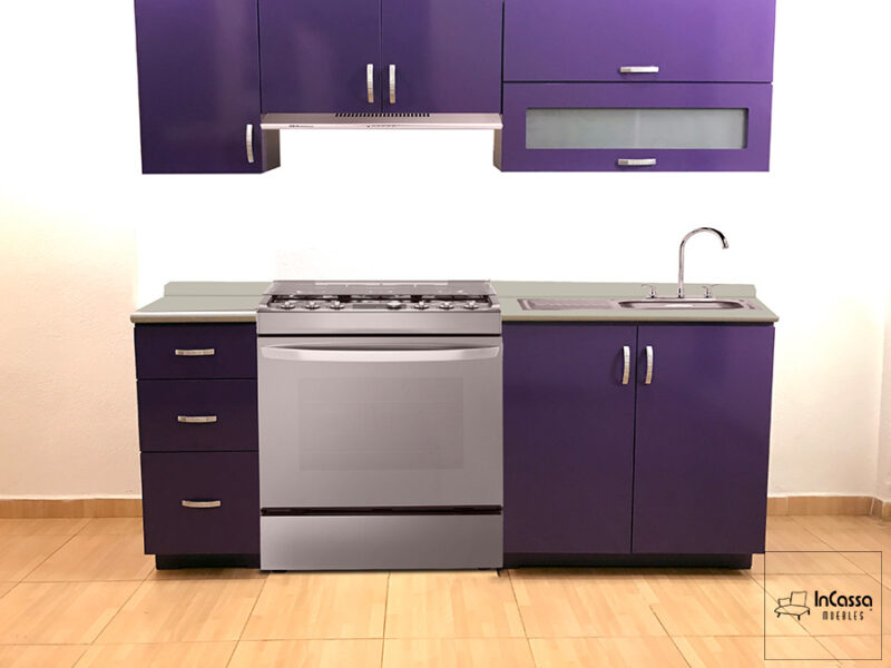 Hermosa cocina integral para estufa de color morado, conformada por 3 módulos superiores y 2 inferiores, estos últimos cuentan con una cubierta de formaica en tono aluminio.