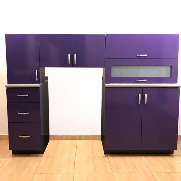 La foto muestra los cinco módulos que conforman la cocina, los cuales comparten el mismo tono morado además de las jaladeras con estilo de arco en sus puertas y cajones.