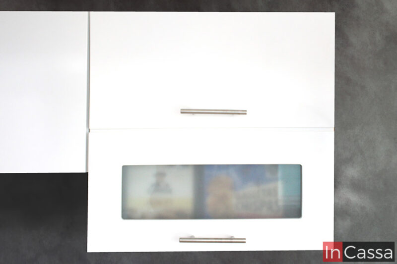 Módulo sobre mueble carnicero de la cocina en color blanco completo, este cuenta con dos compartimentos cuyas puertas poseen una jaladera de barra T.