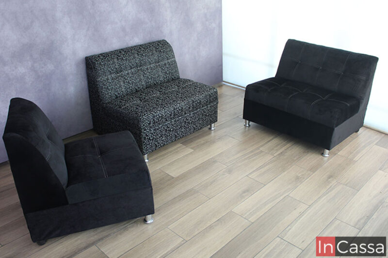 La foto nos muestra los tres módulos que conforman la sala, en la que uno de los love seat está tapizado en tela lino Da Vinci negro, mientras que los dos módulos restantes están tapizados en suede negro.