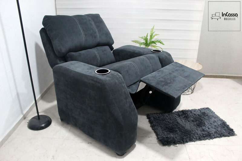 Sillón reposet tapizado en suede color gris oxford, la imagen presenta el sillón desde una toma lateral resaltando su posición con el reposapies extendido. Además el sillón cuenta con un porta vaso en cada reposabrazos.
