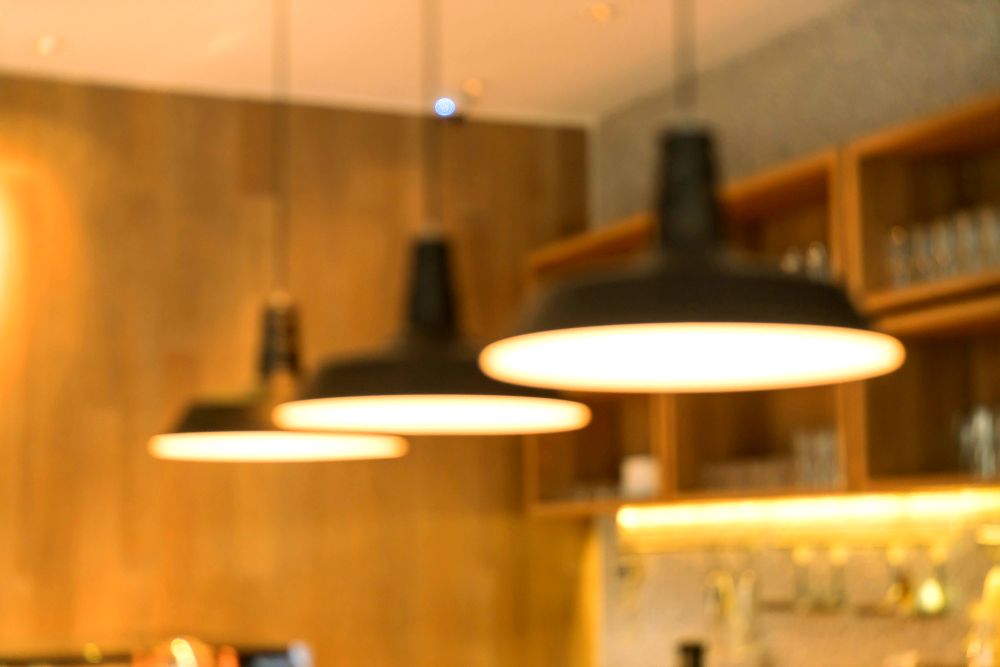 luces colgantes instaladas en una cocina, cuya luz cálida, además de proporcionar iluminación adicional a la cocina, también brinda un ambiente mas hogareño y elegante.
