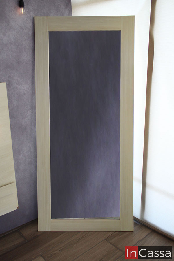 La foto destaca el espejo incluido en la recámara, en el que resalta su gran tamaño de cuerpo completo y su diseño con marco minimalista, en el cuál se mantiene el mismo color paja presente en todas las partes de la recámara.