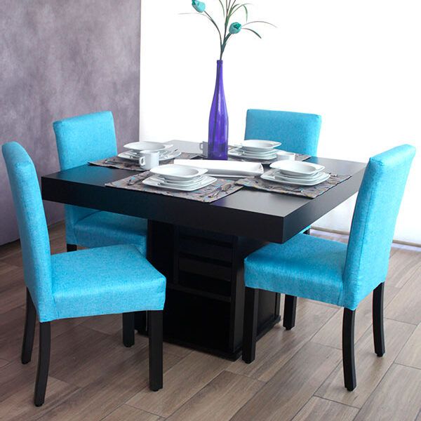 Comedor para 4 personas de mesa color chocolate completa y cuatro sillas tapizadas en tela pliana color aqua. El mueble está instalado en una habitación con piso de madera y pared gris iluminada gracias a una venta completa.
