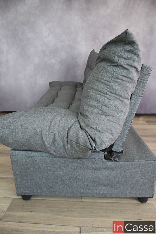 En esta foto podemos ver una toma lateral del sofá cama tapizado en tela lino mouse en su totalidad, en la que podemos ver de manera más detalla la construcción de la base así como el mecanismo que permite inclinar el asiento para cambiar de modo entre sofá y cama individual.