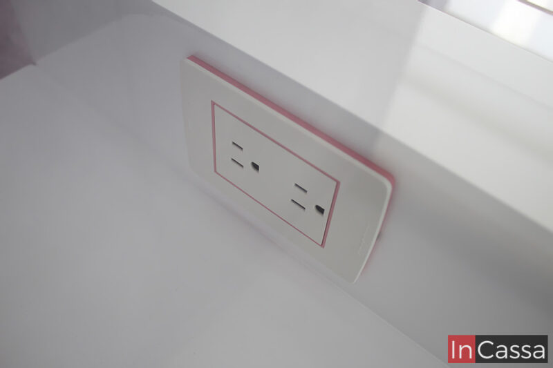 Se nos muestra una toma cercana al contacto eléctrico integrado a la mesa para conectar una lampara para uñas u algún otro utensilio electronico.