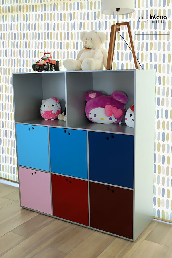 Organizador infantil con cubos de distintos colores y estructura de color gris