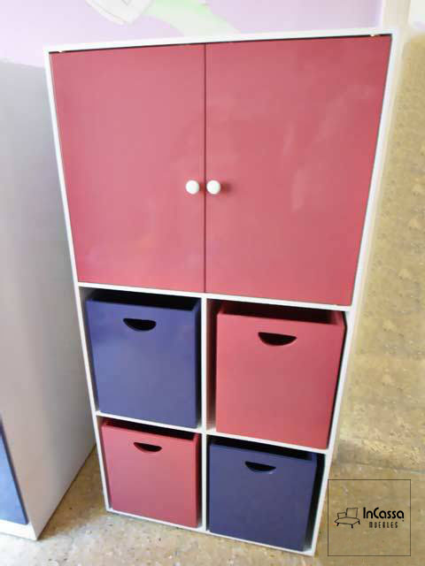 Mueble organizador con una combinación de colores femenina