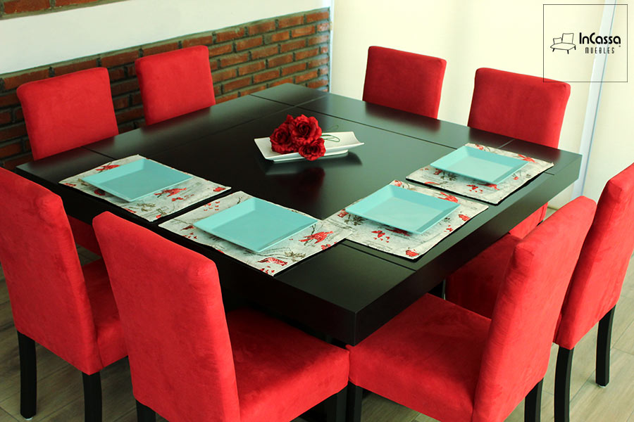 Comedor diseñado para 8 personas con mesa cuadrada de color chocolate