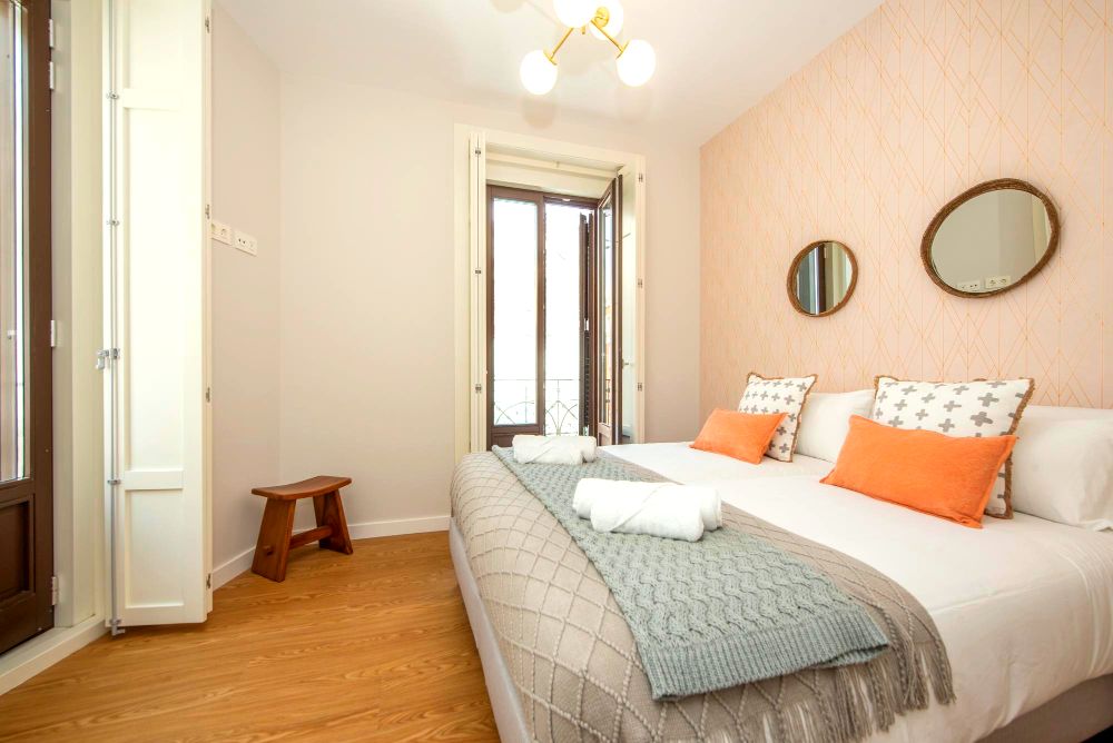 Foto de una habitación de estilo minimalista en la que destaca una amplia cama tamaño king size.