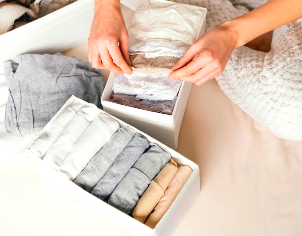 Hacer uso de cajas organizadoras para ropa, no solo ayuda a organizar de una manera más eficiente todo tipo de prendas, sino también a economizar y aprovechar de todo el espacio disponible.