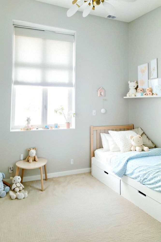una habitación para niños con un diseño minimalista notablemente neutro