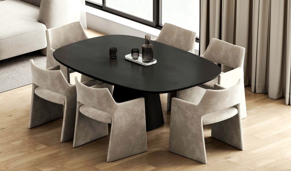 La toma presenta un comedor con un diseño moderno tanto en mesa como en las sillas. Donde el comedor tiene una forma ovalada y las sillas tienen un aspecto similar a sillones tapizados.