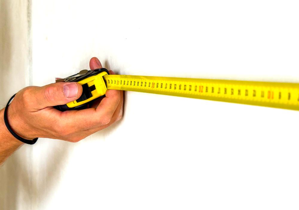 Una cinta métrica amarilla utilizada para poder medir el espacio de pared a pared.