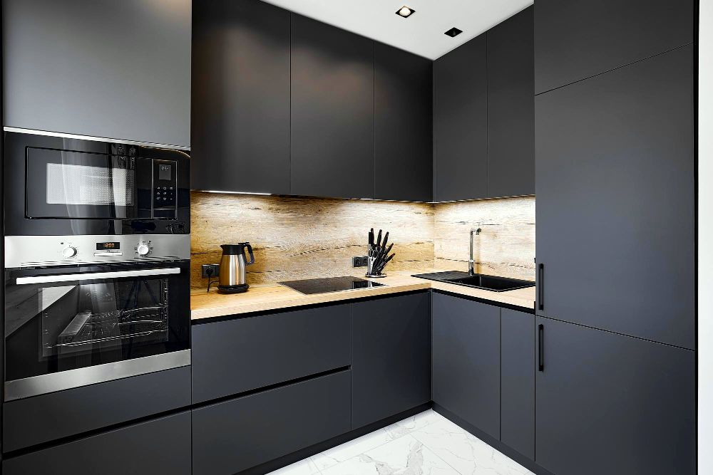 Moderna cocina integral en color gris oxford, diseñada con módulos especialmente diseñados para el espacio y los electrodomésticos instalados.