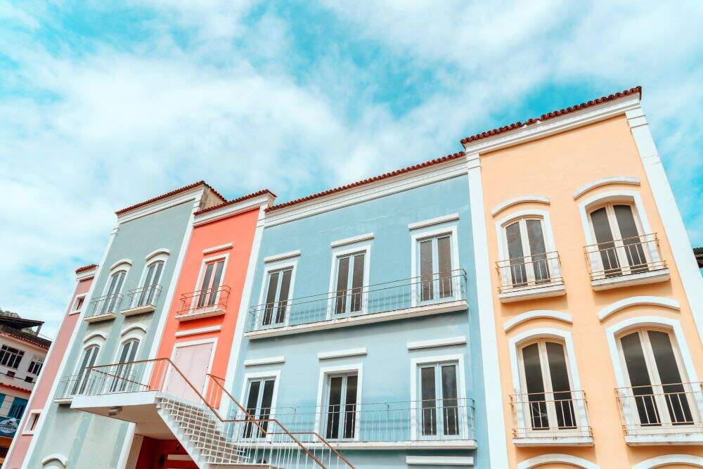 La imagen muestra varias casas de diferentes tamaños, diseños y colores.