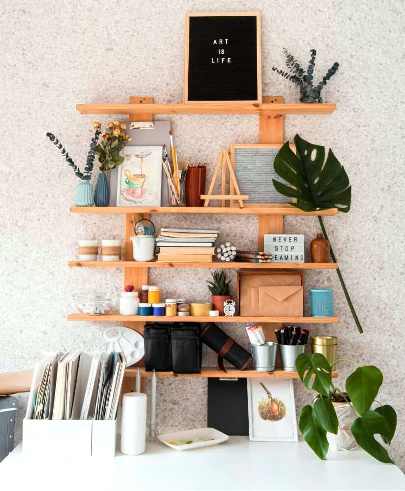 La foto muestra una gran colección de organizadores y estantes minimalistas de madera, perfectos para optimizar el espacio en cualquier tipo de oficina.