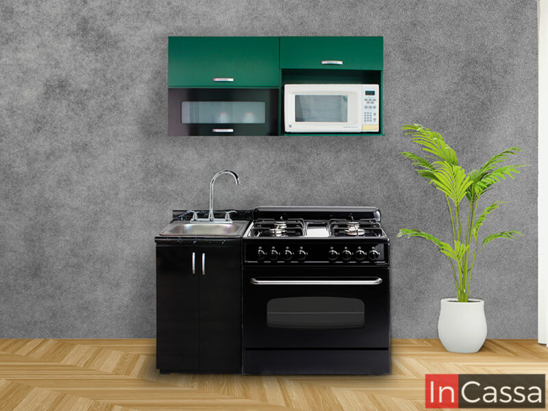 Cocina lineal de diseño minimalista para estufa de piso. La cocina consta de un módulo inferior negro con tarja de acero inoxidable y un módulo superior verde con espacio para microondas; y se encuentra instalada en una estancia con pared de cemento pulido.