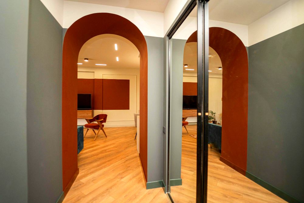 Foto del recibidor de una casa, la cuál cuenta con un amplio closet con espejos completos en las puertas, proporcionando una sensación de más amplitud al espacio. 