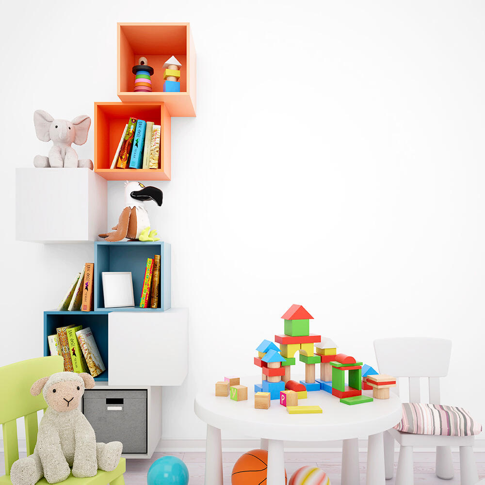 La imagen muestra una habitación infantil en el que resaltan sus estantes con formas de cubos de colores empotrados en la pared, en los cuales almacenan libros y juguetes, además de que algunos de los estantes cuentan con cajas organizadoras.