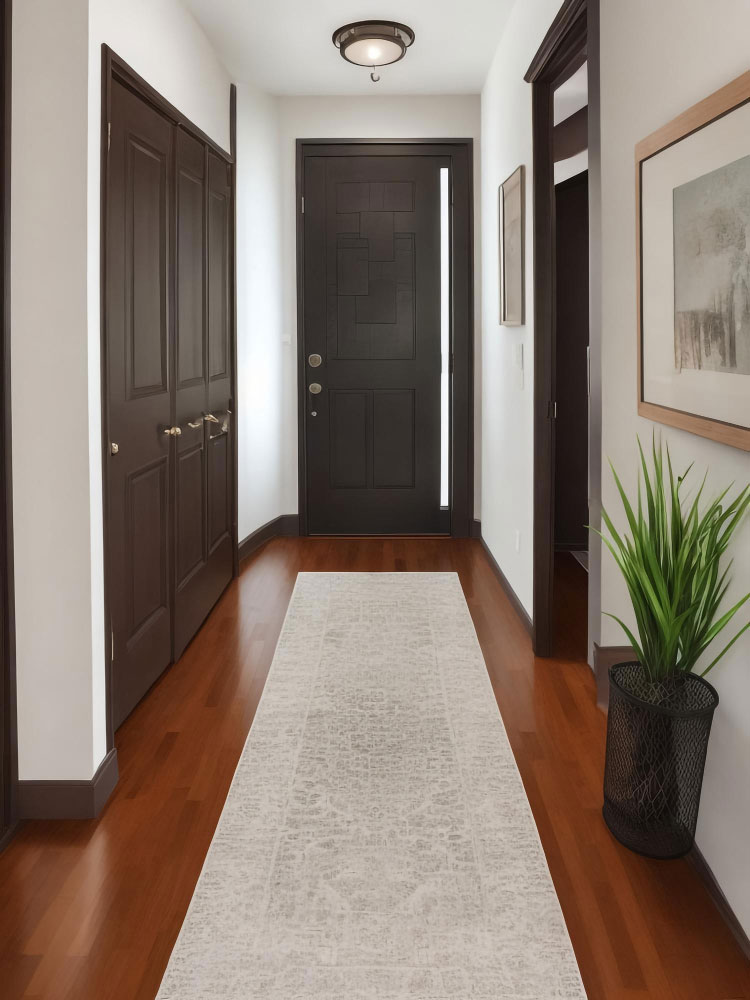 Corredor elegante com piso de madeira e tapete claro