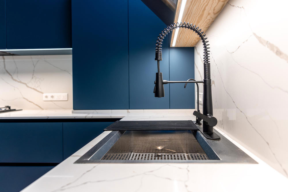 Cozinha moderna com bancada de mármore e torneira elegante