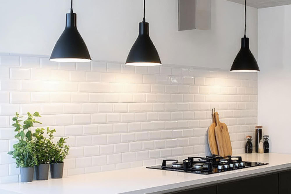 Cozinha moderna com iluminação em pendentes pretos