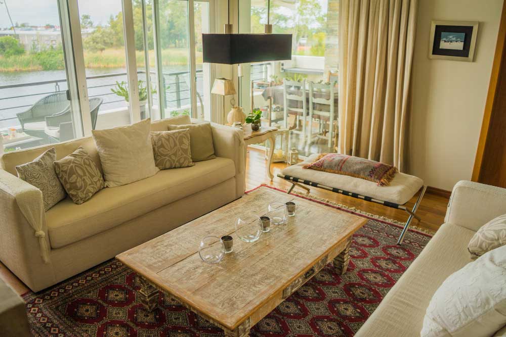 Sala de estar aconchegante com sofá e mesa de centro