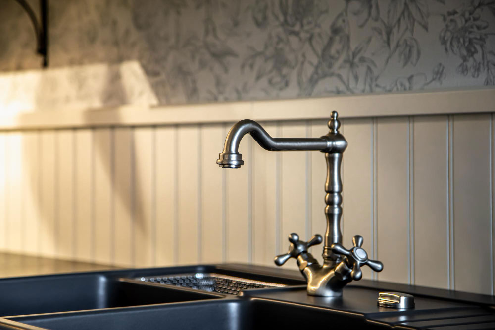 Torneira de cozinha em estilo clássico, espelhada e elegante