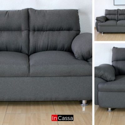 La foto combina una toma frontal del sofá, el love seat y el sillón de la sala, dando una mejor vista de los respaldos, asientos, descansa brazos e incluso las patas metálicas incorporadas a cada uno de los módulos, los cuales además están tapizados totalmente en lino mouse.