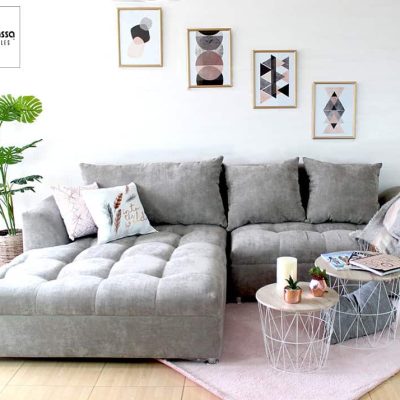 En esta imagen se aprecia la Sala Esquinera modelo BANGLADÉS en su elegante versión tapizada en suede gris perla. Su diseño incluye asientos capitonados con cojines amplios y respaldo alto, creando un espacio moderno, confortable y sofisticado.