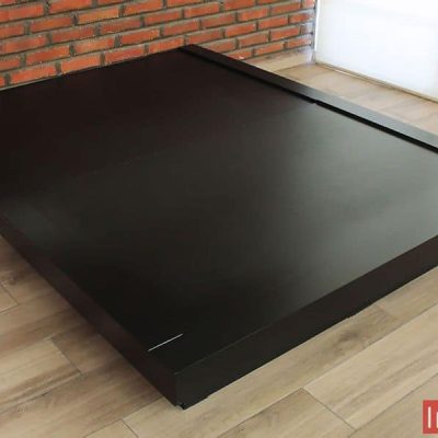 Se presenta una base de cama en elegante color chocolate con un diseño minimalista y de perfil bajo. Su estructura robusta ofrece estabilidad y resistencia, mientras que sus bordes elevados aportan un toque moderno y sofisticado al espacio.