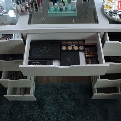 En está toma podemos apreciar de manera más detallada la cubierta de cristal y el interior de todos los compartimentos disponibles en el tocador, los cuales guardan diferentes tipos de utensilios con los cuales es posible determinar su profundidad. Vemos que tanto interna como externamente, cada compartimento conserva el tono blanco presente en todo el mueble.