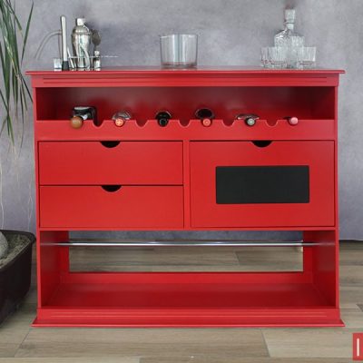 Podemos observar la parte trasera de la barra cantina, la cual cuenta con cava incorporada, dos cajones y un compartimento adicional. Esta parte es de color rojo al igual que el frente de la cantina, además de un parche negro decorativo en la puerta del compartimento.