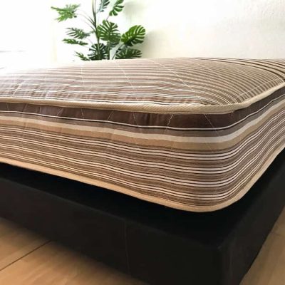 Una toma más completa del colchón hotelero en la que tenemos mejor vista de su acolchonado y sus bordes, este modelo tiene un estilo de rayas completo.