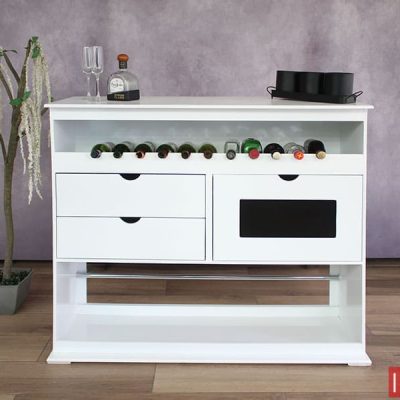 Podemos apreciar la parte trasera de la cantina, la cuál conserva el tono blanco presente en casi todo el mueble; está parte cuenta con un espacio que sirve como cava para vinos, además de 2 cajones y un compartimento con un parche decorativo en color negro.